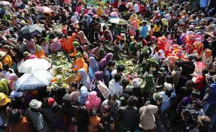 HARI JADI KOTA SURABAYA : Inilah Serunya Warga Surabaya Nguleg Rujak Bersama