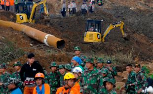 LONGSOR PANGALENGAN : Tim Gabungan Cari 4 Korban Longsor