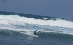 KECELAKAAN WISATA : Empat Wisatawan Asal Surakarta dan Boyolali Terseret Ombak Pantai Ngandong