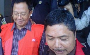 KORUPSI DANA BANSOS JATENG : Pejabat Pemprov Jateng Ditahan, Staf Ahli Gubernur Menyusul