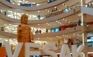 WAISAK 2015 : Wow, Ada Patung Budha 12 Meter di Mal