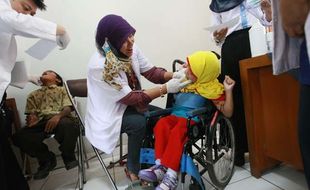 FOTO PEMERIKSAAN GIGI : Edukasi Bagi Pendamping Anak Berkebutuhan Khusus