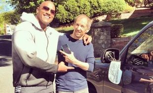 INSTAGRAM ARTIS : Ditabrak The Rock, Pria Ini Malah Girang