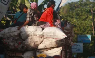 FOTO LALU LINTAS SLEMAN : Menumpang Tanpa Perhatikan Keselamatan