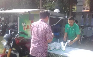 PERNIKAHAN GIBRAN-SELVI : #JokowiMantu, 1.000 Cup Es Teh Buat Tamu di Lapangan