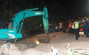 TEBING PANTAI SADRANAN LONGSOR : Air Pasang Hambat Evakuasi, Korban Tewas Jadi 4 Orang