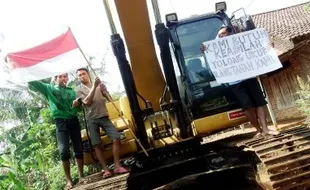 FOTO DEMO PETANI : Lahan Dikuasai Polisi, Warga Protes