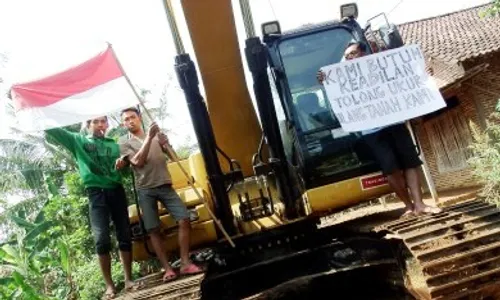 FOTO DEMO PETANI : Lahan Dikuasai Polisi, Warga Protes