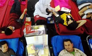 FOTO DONOR DARAH : PMI Galang Donor Darah di Mal Semarang