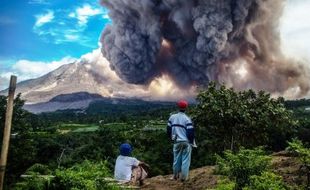 FOTO GUNUNG SINABUNG MELETUS : Begini Semburan Material Vulkanis Sinabung