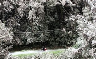 FOTO GUNUNG SINABUNG MELETUS : Status Awas, Warga Hindari Sinabung