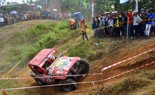 FOTO HARI JADI NGAWI : Begini Serunya Offroad di Selopuro