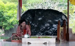 MAKAM BUNG KARNO : Inilah Kesaksian Sang Juru Kunci Ihwal Orang-Orang yang Mengaku Keluarga Bung Karno