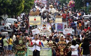 FOTO HARI LAHIR PANCASILA : Kirab Bhineka Rayakan Pancasila Lahir