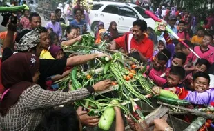 FOTO HARI LAHIR PANCASILA : Warga Berebut Hasil Bumi di Pojok