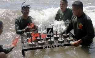 FOTO KONSERVASI TERUMBU KARANG : Marinir Gemakan Save Our Littoral Life