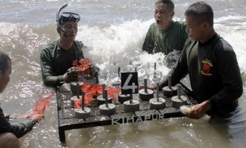 FOTO KONSERVASI TERUMBU KARANG : Marinir Gemakan Save Our Littoral Life