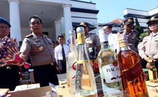 MIRAS GUNUNGKIDUL : Produsen 50 Liter Tuak Terjaring Polisi