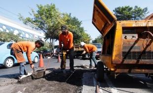 FOTO MUDIK LEBARAN 2015 : Jalan Slamet Riyadi Solo Diperbaiki