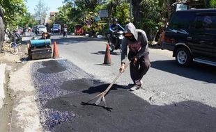 FOTO MUDIK LEBARAN 2015 : Solo Perbaiki Jalan Sambut Pemudik