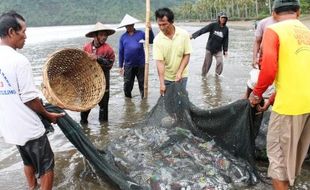 FOTO PANTAI CENGKRONG : Cuaca Tak Menentu, Nelayan Tak Melaut