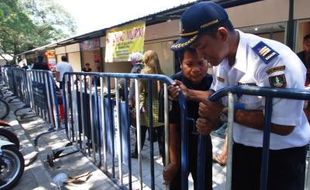 FOTO PASAR DARURAT KLEWER : Pasar Darurat Dikitari Pagar Pembatas