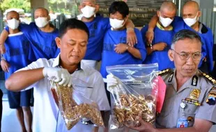 FOTO PERAMPOKAN BREBES : Ini Senjata dan Perhiasan Perampok Toko Emas