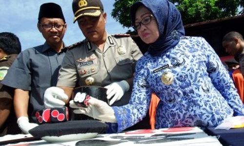 FOTO PERJUDIAN JOMBANG : Alat Judi Dipertontonkan Polisi Jombang