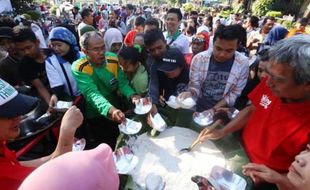 FOTO PERNIKAHAN GIBRAN-SELVI : Begini Jenang Sumsum Pak Jokowi Mantu