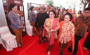 FOTO PERNIKAHAN GIBRAN-SELVI : Begini Megawati saat Putra Jokowi Nikah