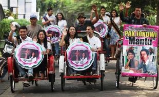 FOTO PERNIKAHAN GIBRAN-SELVI : Putra-Putri Solo Sambut Putra Jokowi Nikah