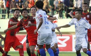 PIALA POLDA JATENG : Persis Vs PSIS Diwarnai Insiden, Laskar Sambernyawa ke Semifinal