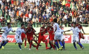 FOTO PIALA POLDA JATENG : Begini Keributan Persis Vs PSIS…