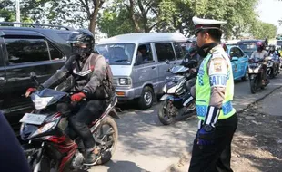 FOTO PUTRA JOKOWI NIKAH : Macet demi Pernikahan Gibran-Selvi