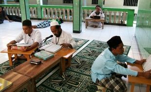 FOTO RAMADAN 2015 : Begini Tadarus Narapidana LP Kediri