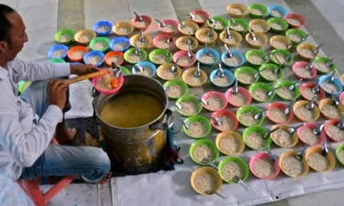 FOTO RAMADAN 2015 : Bubur India Tersedia di Masjid Pekojan