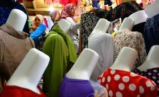 FOTO RAMADAN 2015 : Penjualan Baju Muslim Kudus Naik 50%