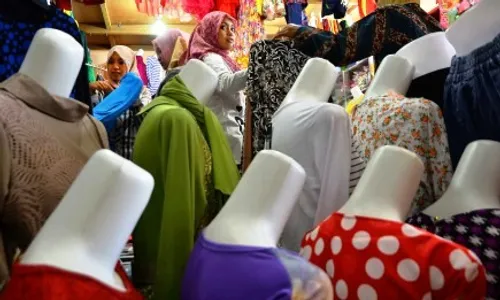 FOTO RAMADAN 2015 : Penjualan Baju Muslim Kudus Naik 50%