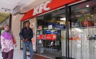 FOTO RAMADAN 2015 : Begini KFC Tutup Separuh Kaca