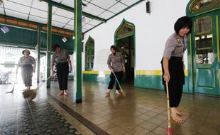 FOTO RAMADAN 2015 : Polwan Bersihkan Masjid Al Wustho