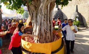 FOTO WAISAK 2015 : Begini Pradaksina Buddhis Palembang