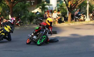 Foto Pembalap Road Race Berlatih di Manahan