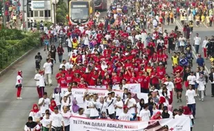 FOTO HARI DONOR DARAH : Ketua Umum PMI Pimpin Jalan Sehat