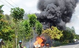 KEBAKARAN MAGELANG : Begini Bahayanya Simpan Power Bank di Mobil   