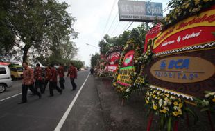 PUTRA JOKOWI NIKAH : 1.000 Karangan Bunga Padati Sumber