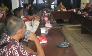 MASALAH TENAGA KERJA : Mantan Karyawan PT Dolpin Sukoharjo Mengadu ke DPRD