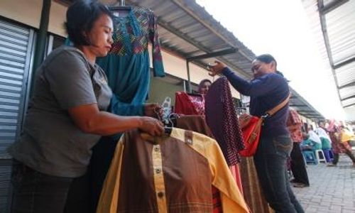 PASAR DARURAT KLEWER : 20 Pedagang Klewer Dapat SP III