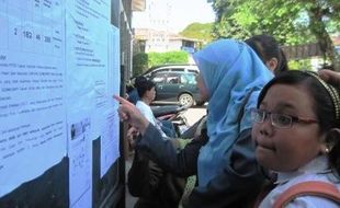 FOTO PPDB 2015 : Pendaftar Pilih Baca Pengumuman Manual