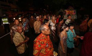 PUTRA JOKOWI NIKAH : 4 Tandan Pisang Setinggi 1 Meter Hiasi Graha Saba Buana