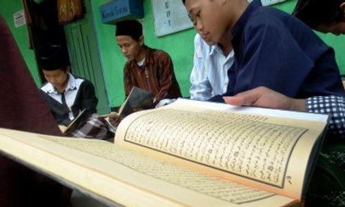 FOTO PONDOK PESANTREN ATTAHDZIB : Mengaji Kitab Kuning Isi Liburan